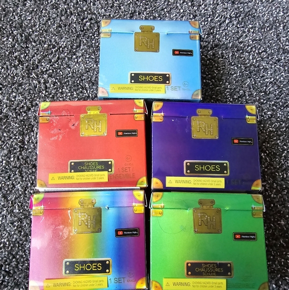 Rainbow High 34 And Shadow High 2 Blind Box Accesories - Picture 3 of 9